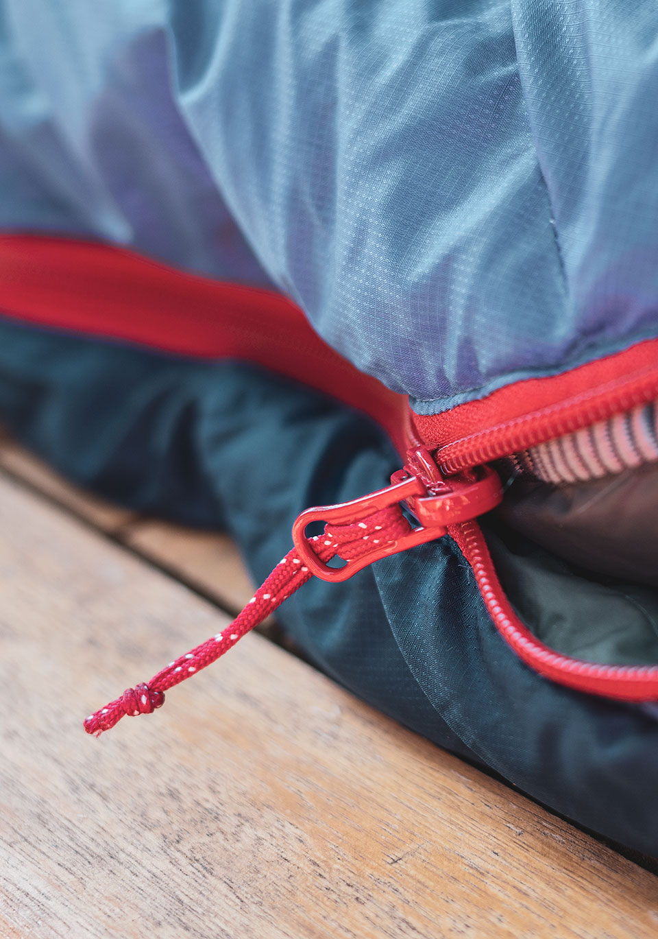 Reissverschluss eines Daunenschlafsacks