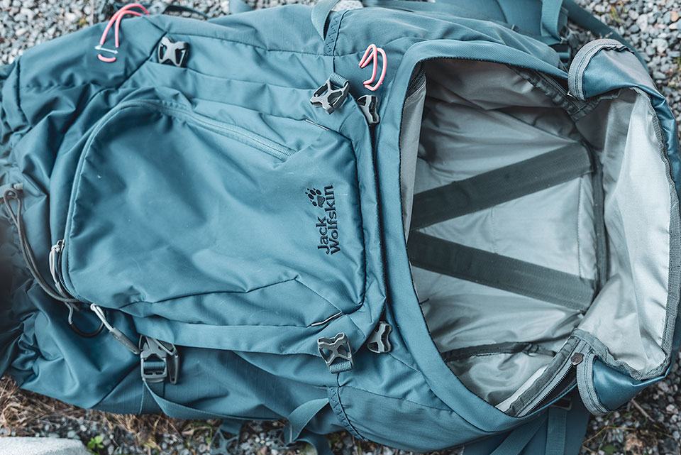 Zwei Fächer eines Wanderrucksacks