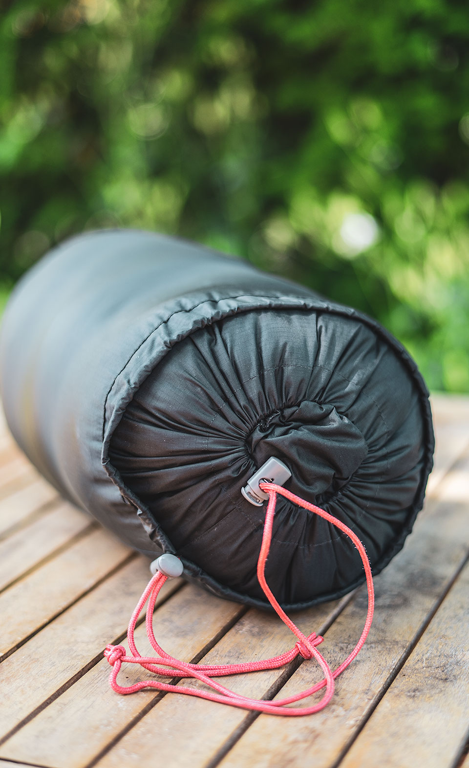 Kunstfaserschlafsack eingepackt